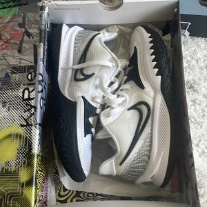 Kyrie low Kay women’s basketball shoes size 9.5W